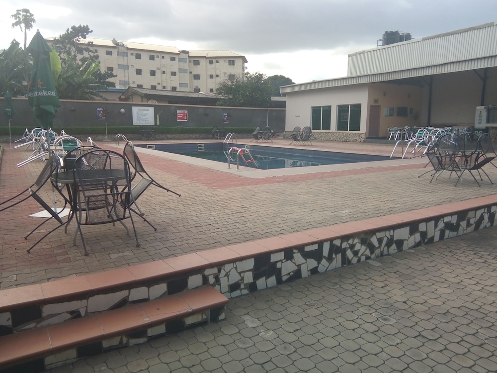 Neocourts Hotel 13/15