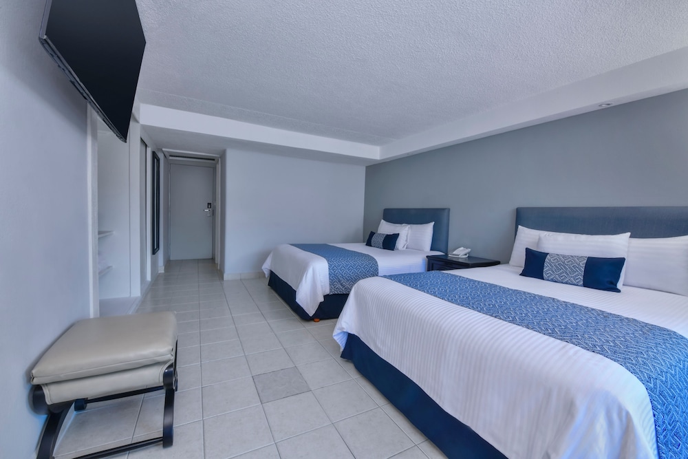 STANDARD, 2 DOUBLE BEDS, MOUNTAIN VIEW