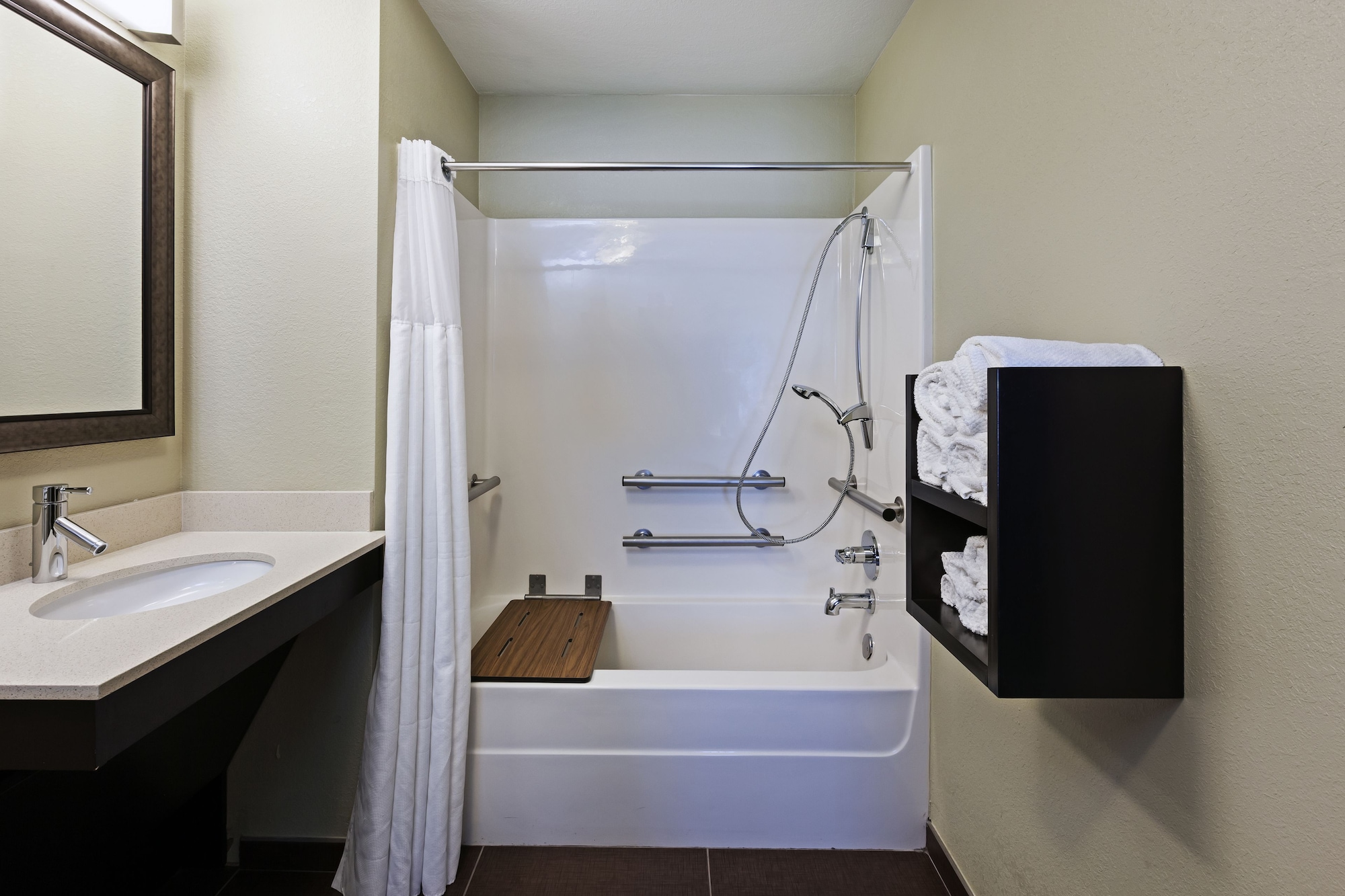 2 Bedrooms, Suite, 3 Queen Beds, Kitchen