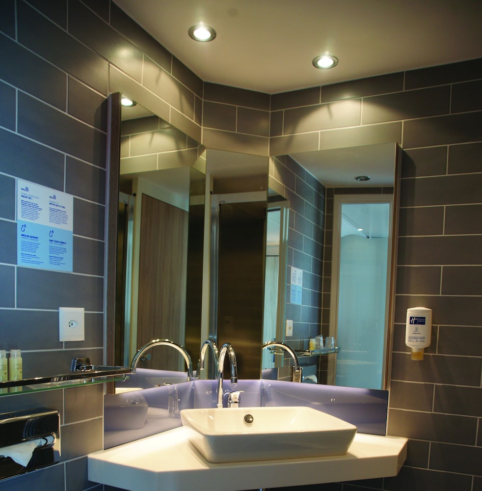 HOLIDAY INN EXPRESS ZURICH AIRPORT 49/80