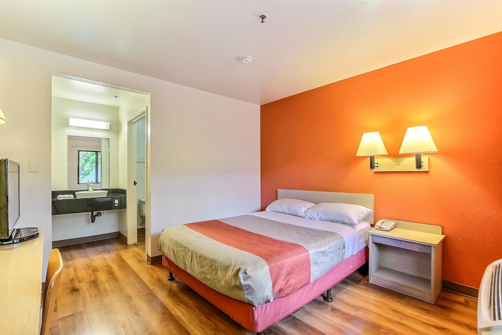 Motel6 Pinole, CA 17/40