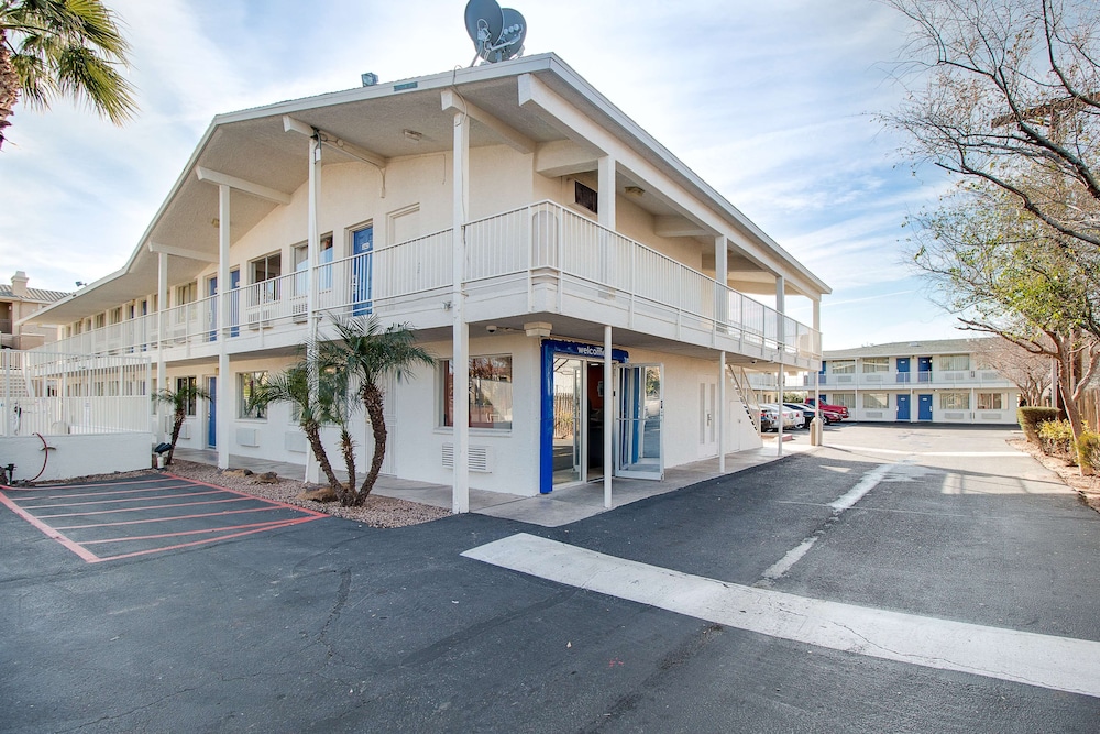 Motel6 Phoenix, AZ - East 19/28