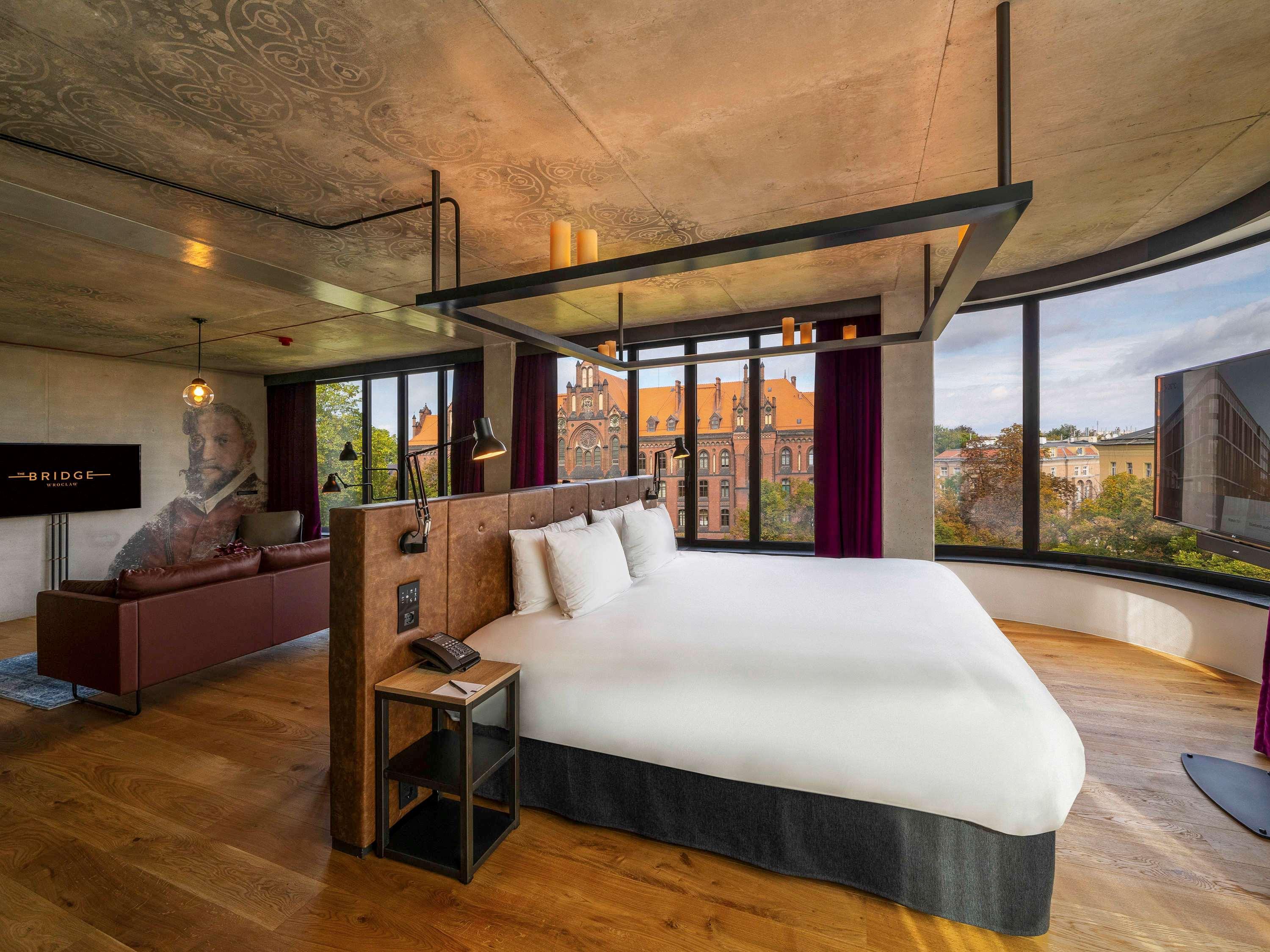 Executive, Suite