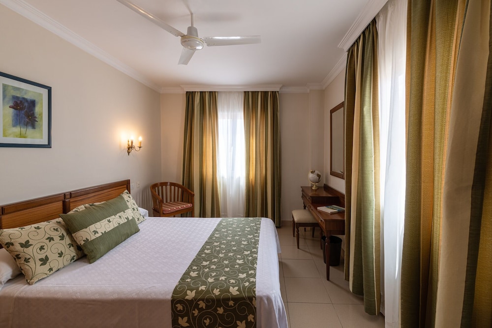 ROOM, DOUBLE BED