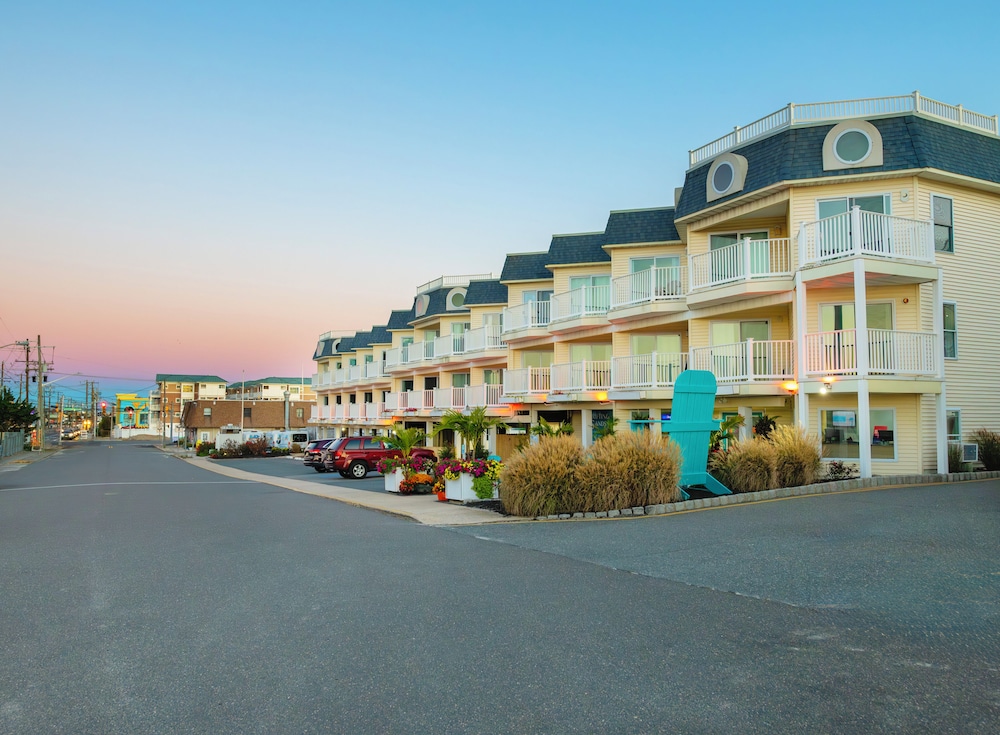 Drifting Sands Oceanfront Hotel 55/70