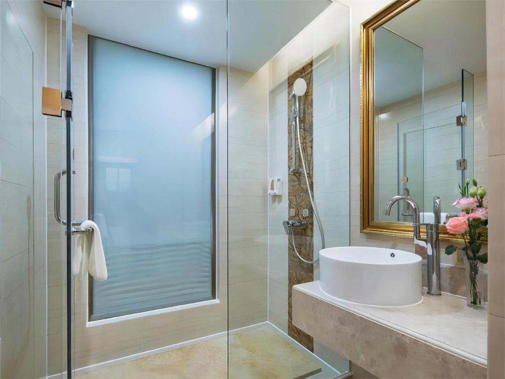 Vienna hotel (Huidong and run pedestrian street) 54/55