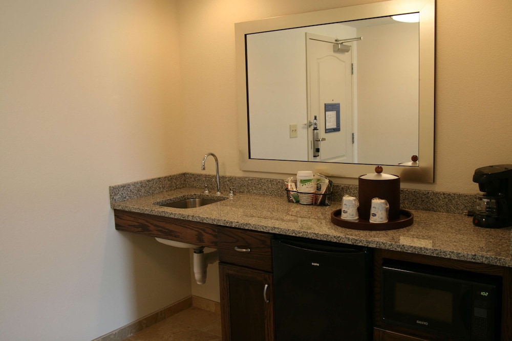 Hampton Inn Suites Wilder 29/36