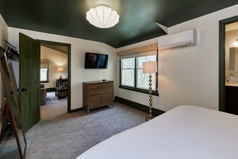 Nest, Suite, King Bed, Sofa