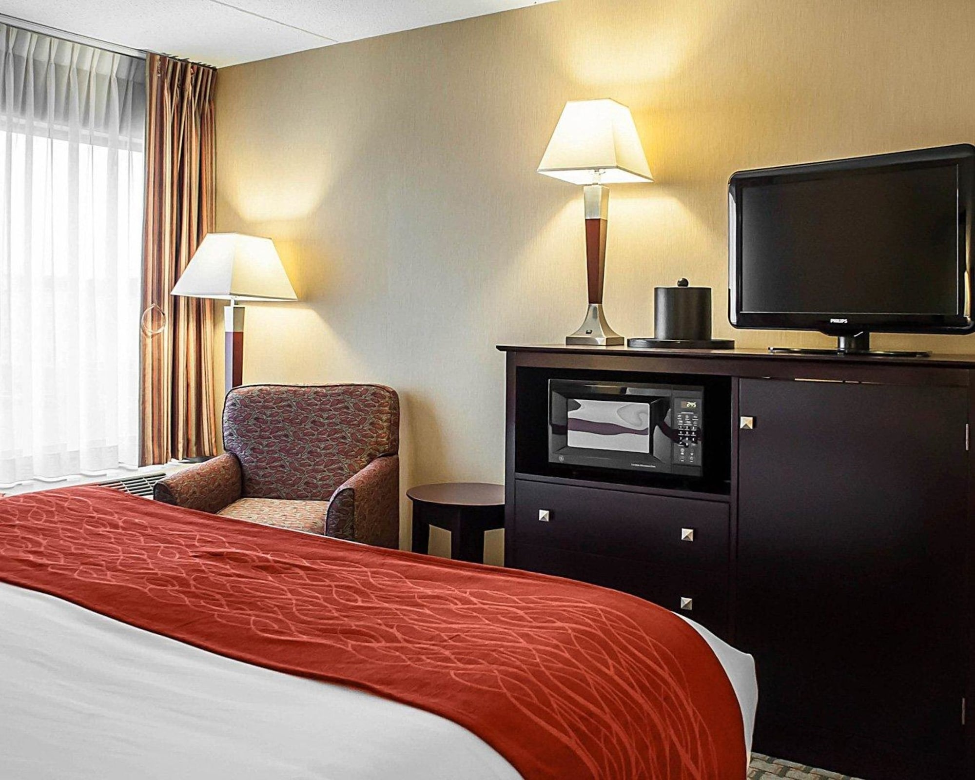 جناح بسرير كينج مع أريكة، Comfort Inn & Suites Watertown - 1000 Islands 4/5