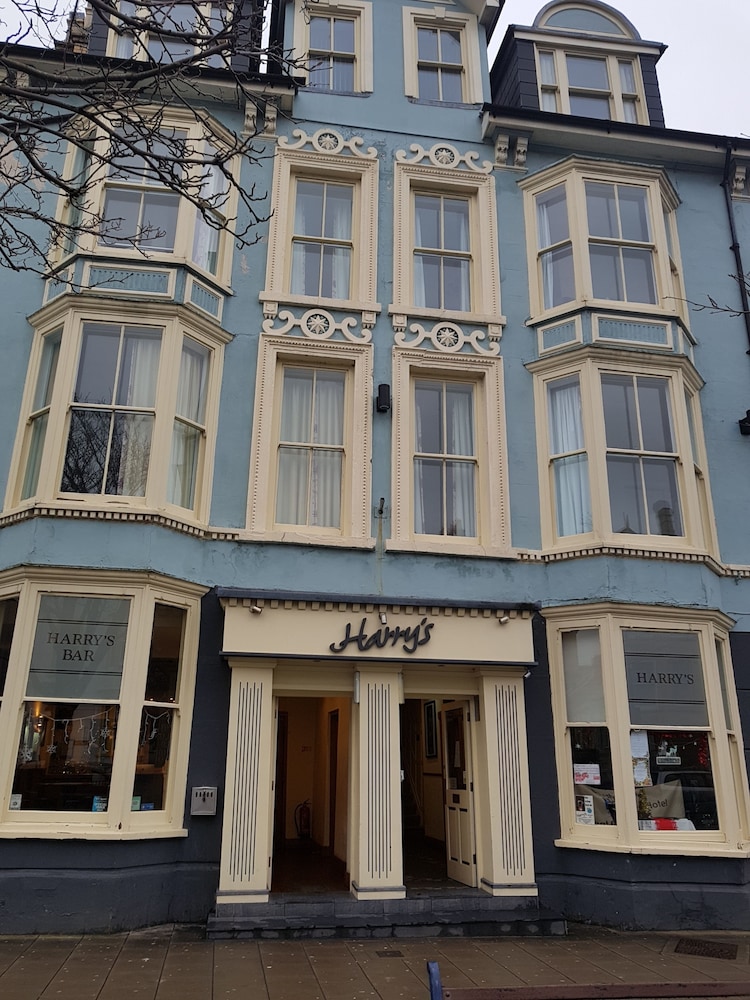 Harry's Hotel 2/48