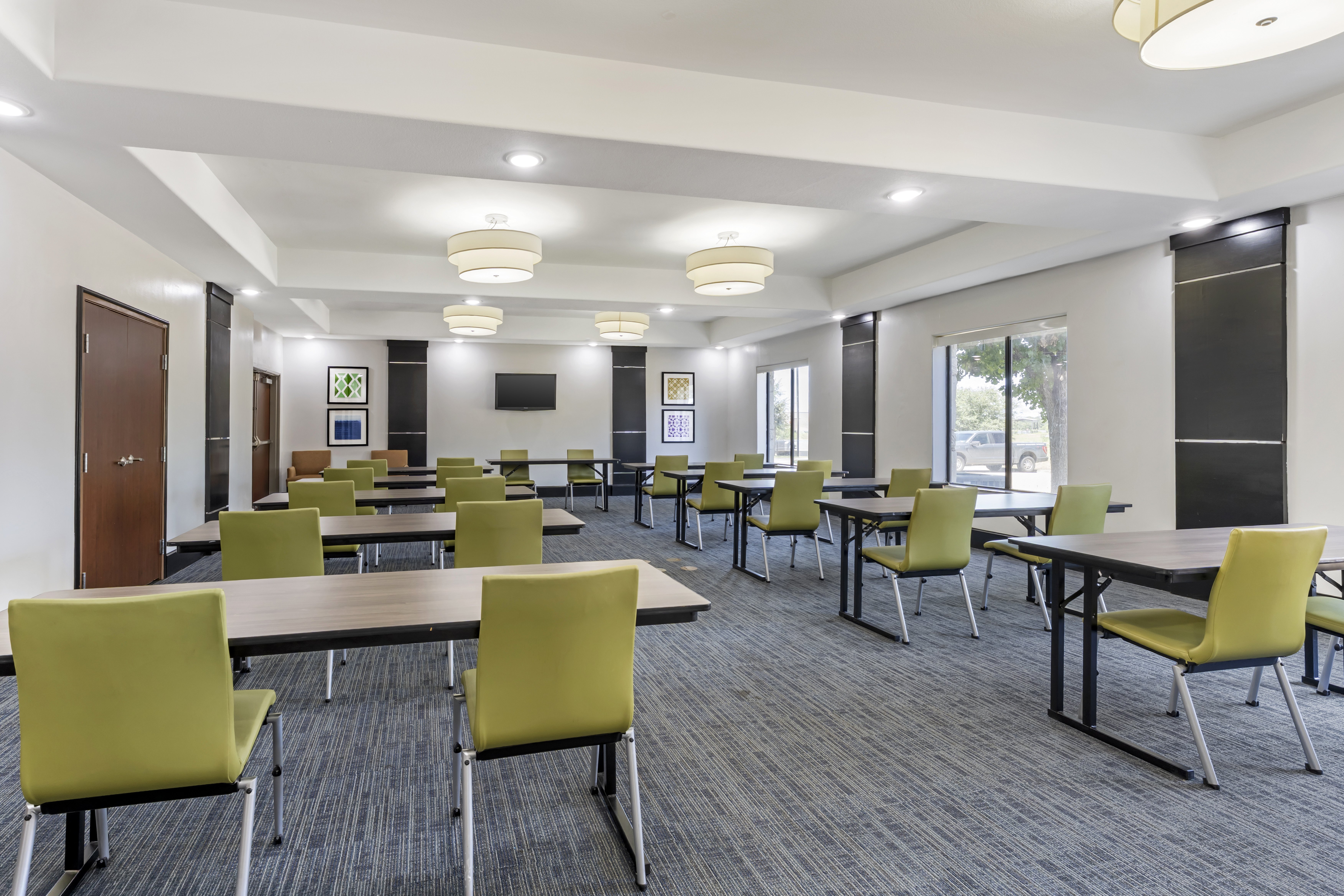 Holiday Inn Express Suites Beeville 63/76
