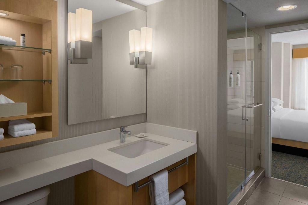 2 Bedrooms, Deluxe, Suite, Twin Beds, King Bed, Sofa, Balcony, Delta Whistler Village Suites 9/10