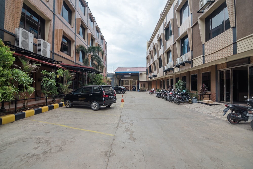 RedDoorz Plus near Soekarno Hatta Airport 2 23/30