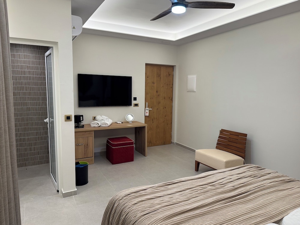 غرفة تنفيذية بسرير مزدوج بإطلالة جزئية على البحر، The Noverian Antama Organic Beach Resort Chania 8/10