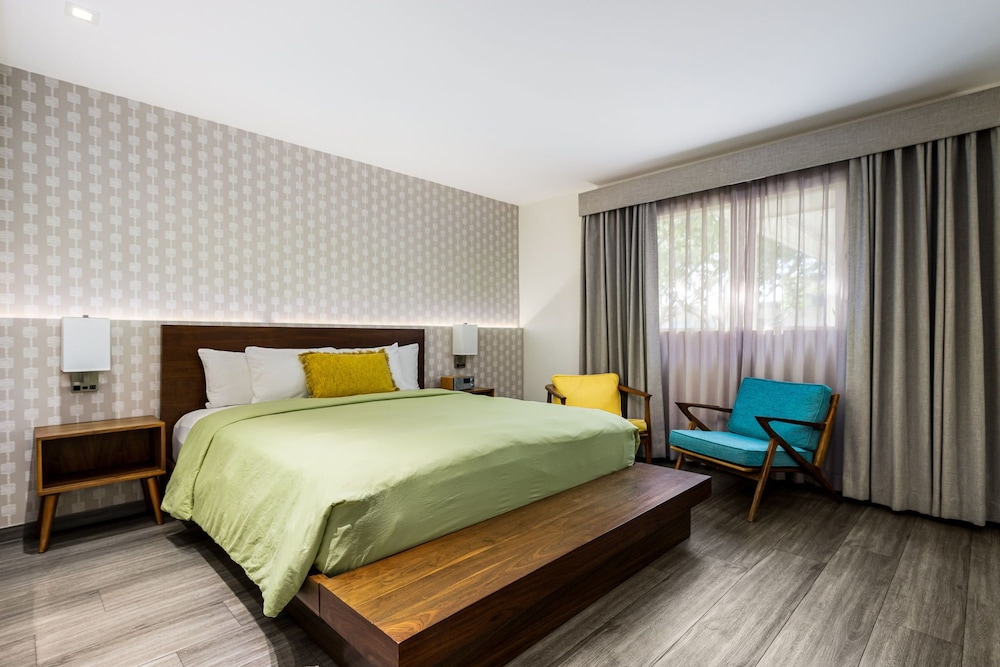 DELUXE, KING BED, ACCESSIBLE