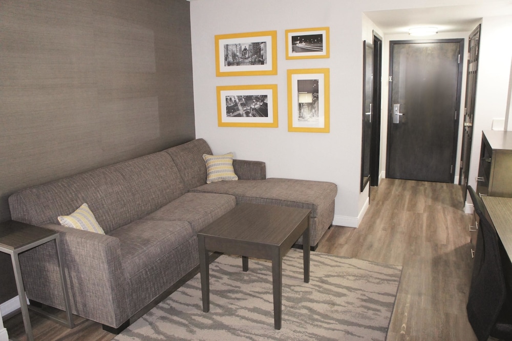 La Quinta Inn and Suites by Wyndham Raleigh Downtown North 32/47