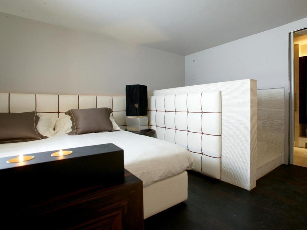 Gallery, King Bed