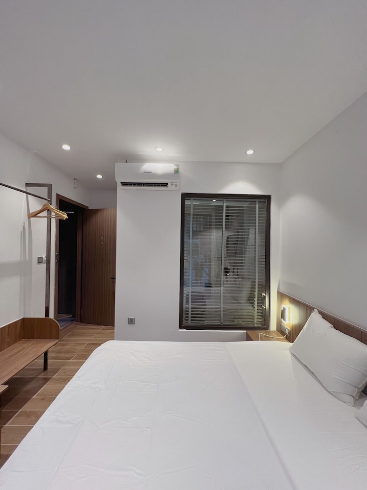 The Marron Hotel 24/50