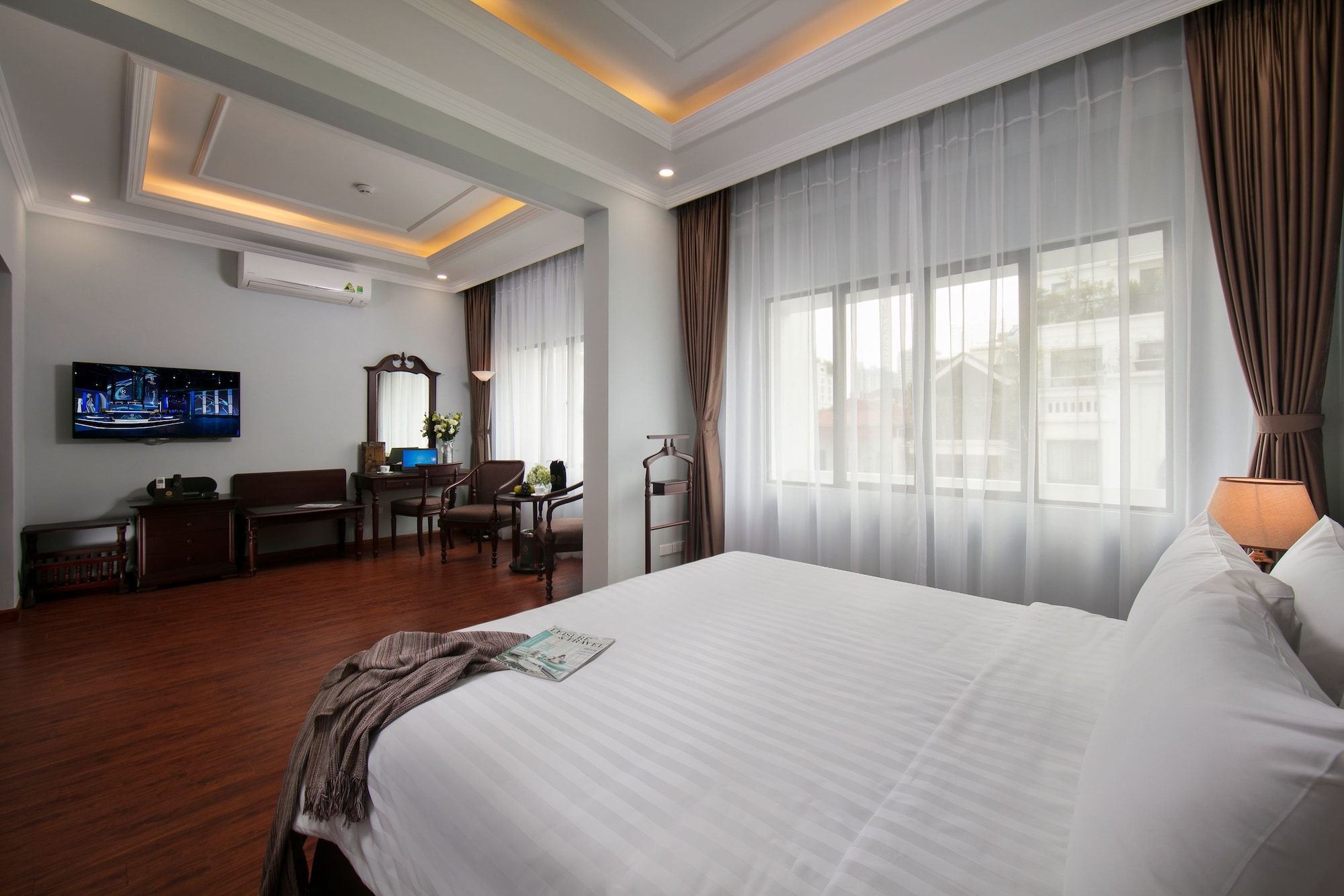 EXECUTIVE, SUITE