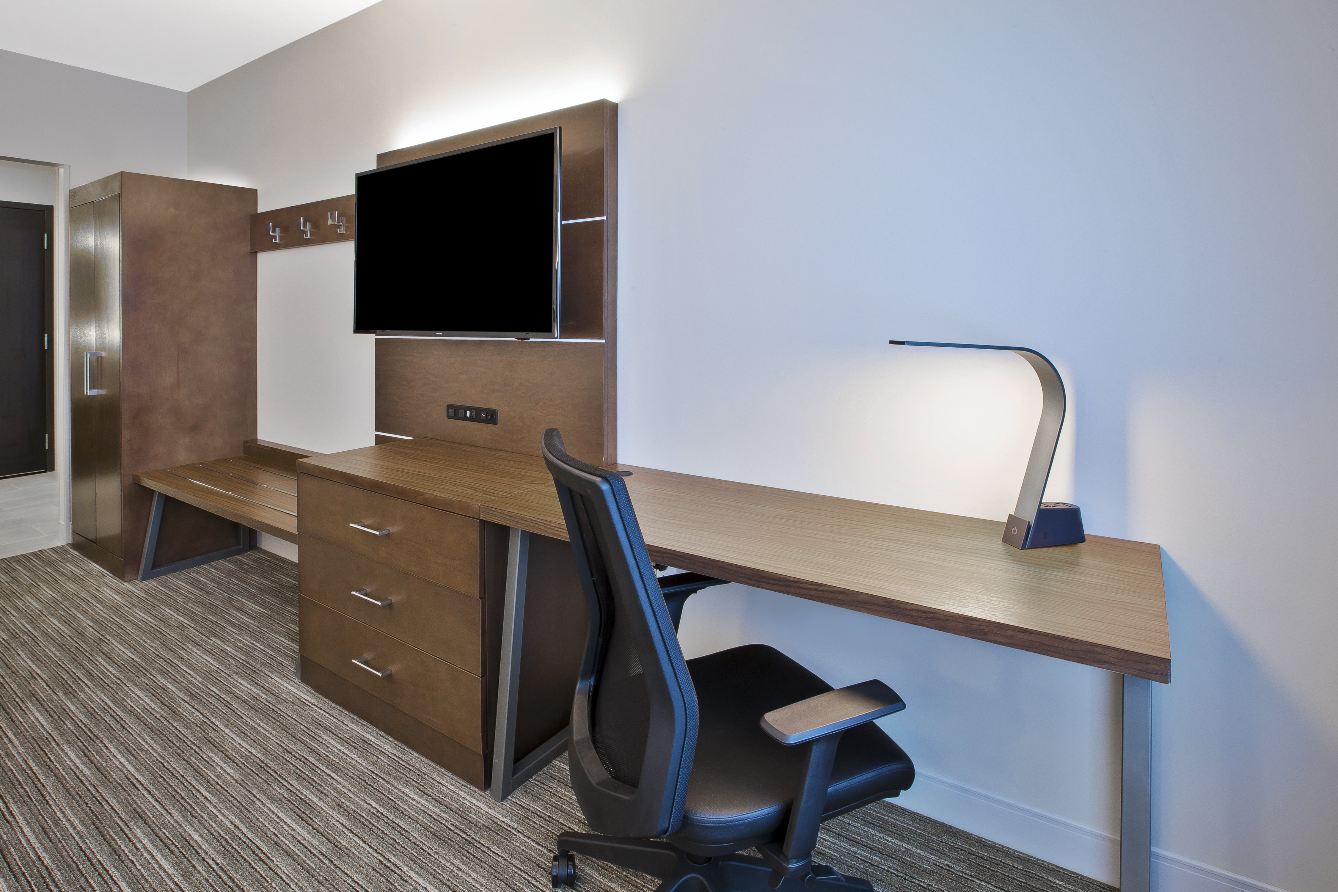 HOLIDAY INN EXPRESS & SUITES OKEMOS - UNIVERSITY AREA 36/41