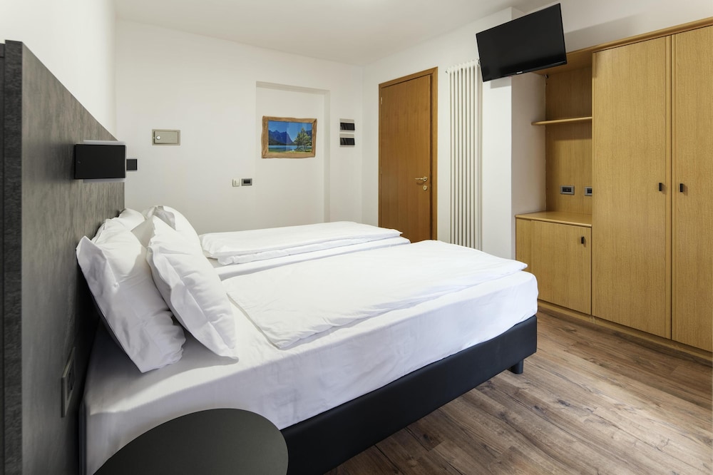 Family, 1 Single and 2 Queen Beds, Mountain View, Balcony، Best Western Hotel Nevada 4/6