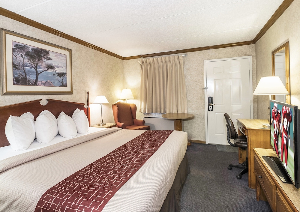 Red Roof Inn Uhrichsville 12/33