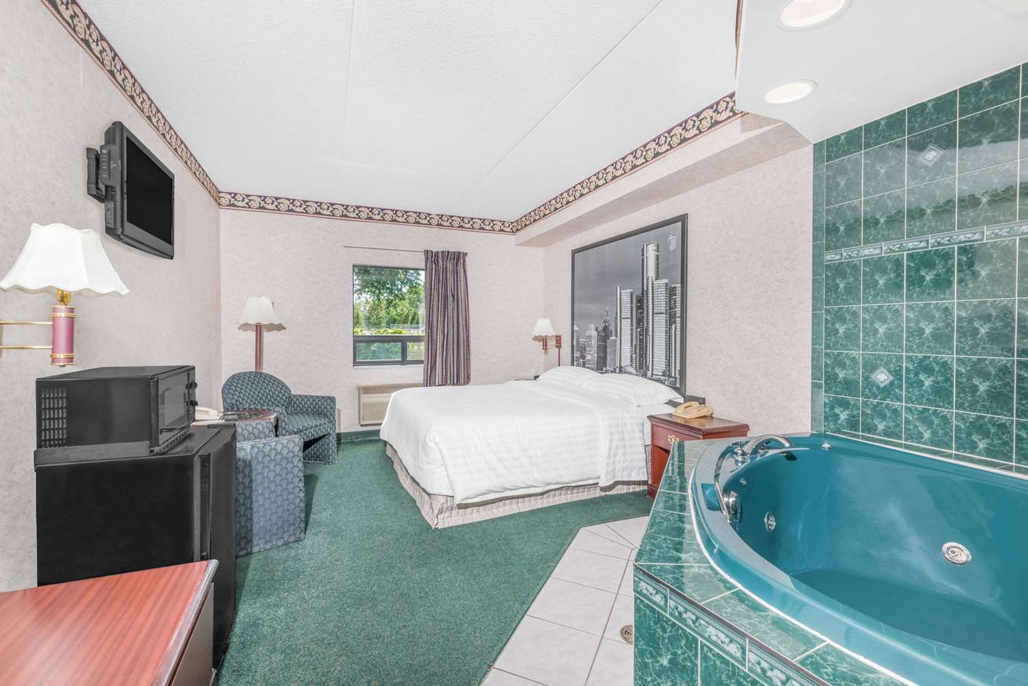 Super 8 by Wyndham Ambassador Bridge Windsor ON 16/28