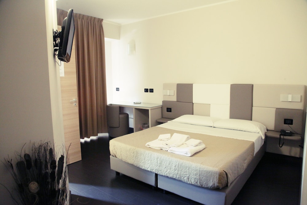 Hotel Sogni D Oro Airport Formerly Hotel Morgan 9/47