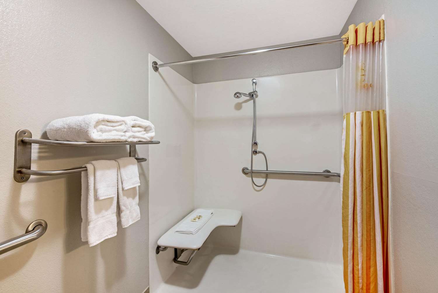 La Quinta Inn & Suites by Wyndham New Cumberland-Harrisburg 31/36