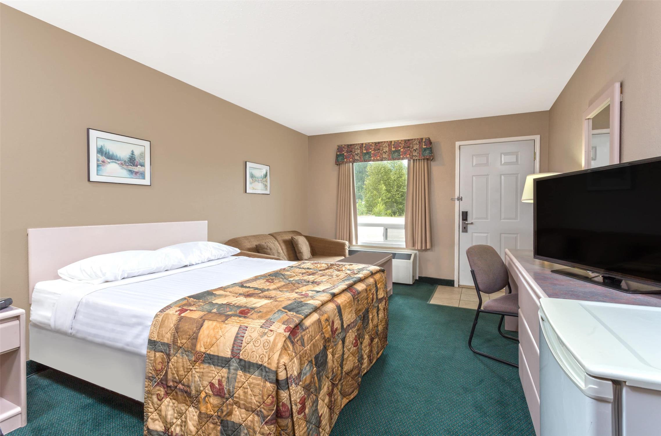 Super 8 by Wyndham Golden 14/20