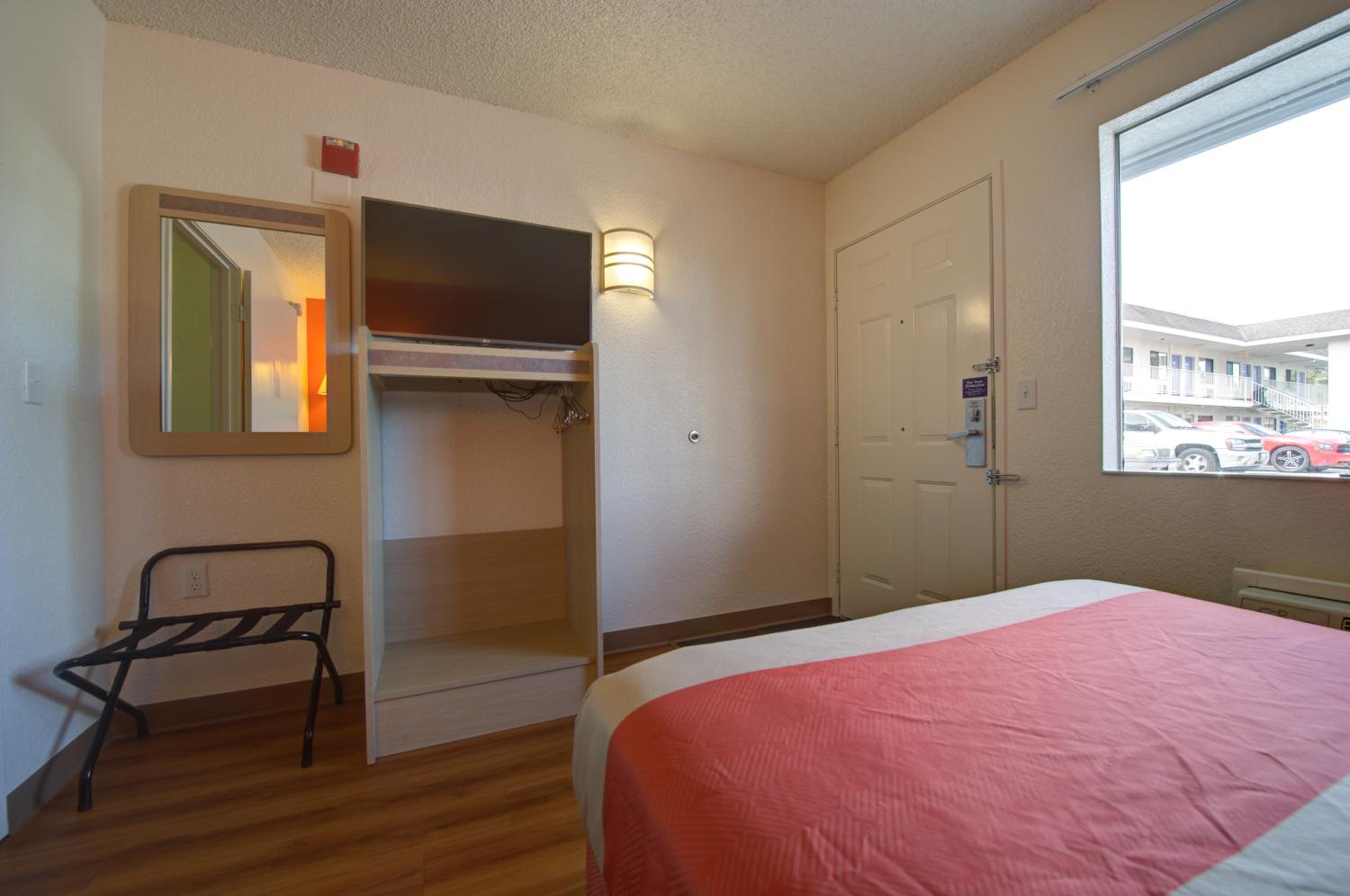 1 Queen Bed Micfridge، Motel6 Seattle, WA - Airport 2/10