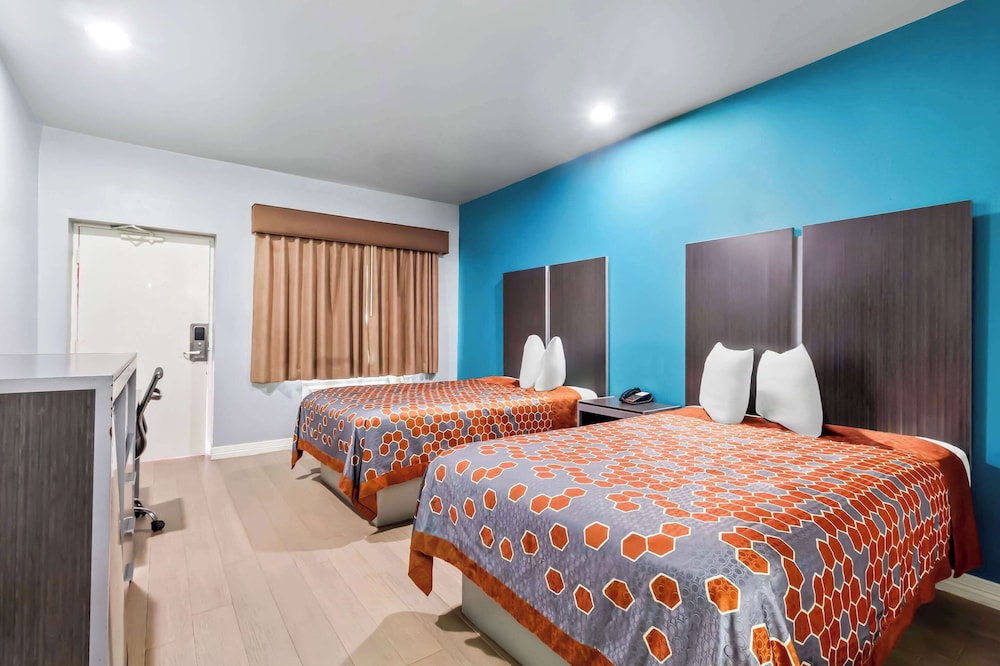 Standard, 2 Double Beds