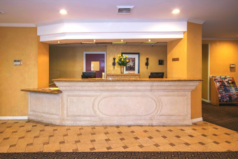 Oakland Airport Executive Hotel 8/65
