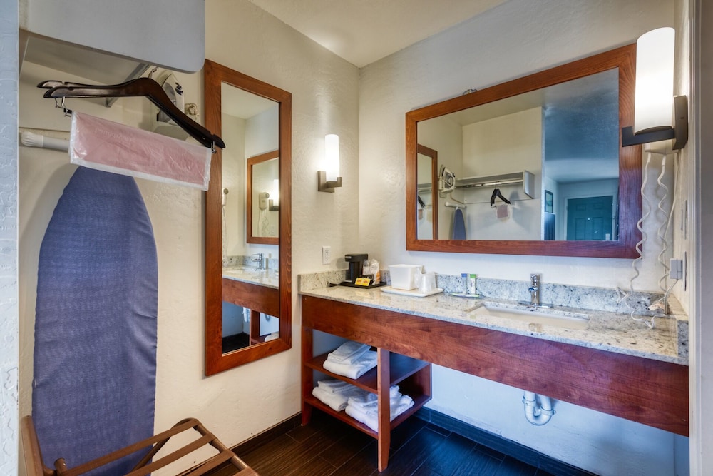 The Hotel Serene Glendale Peoria, Surestay Collection by BW 17/27