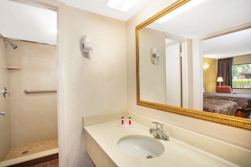 Super 8 By Wyndham North Palm Beach 23/58