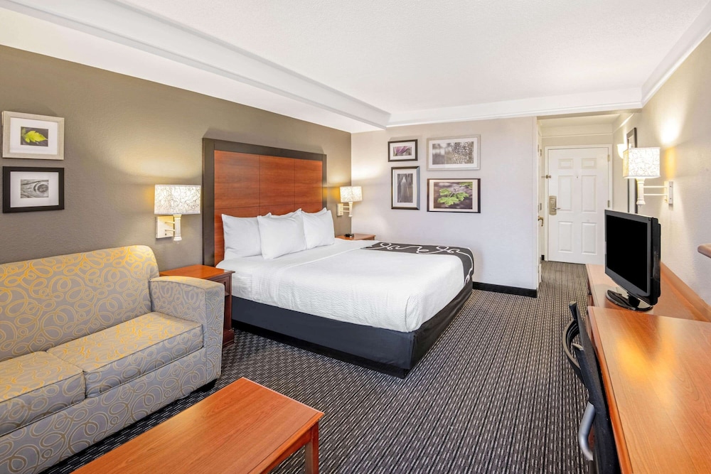 La Quinta Inn & Suites by Wyndham San Antonio Airport 20/63