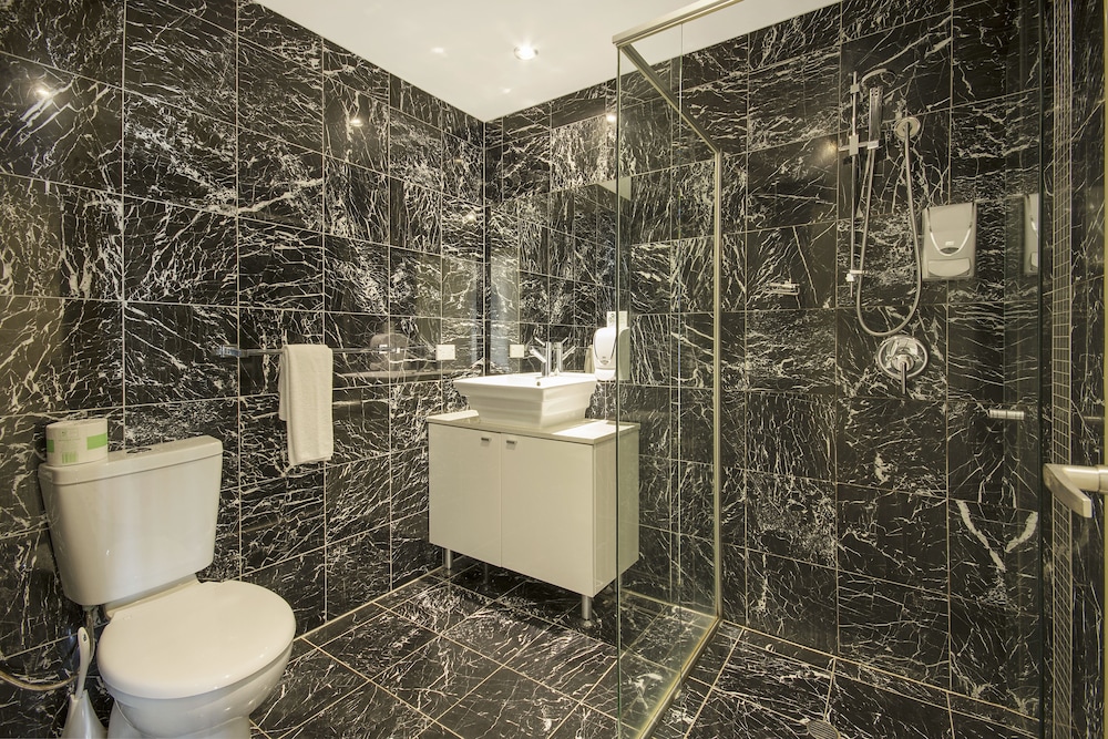 غرفة بريميوم بسرير كينج وسرير كوين، THE CHERMSIDE APARTMENTS 5/6