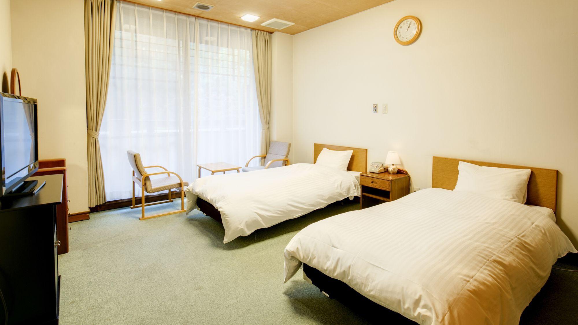 Universal, Twin Beds