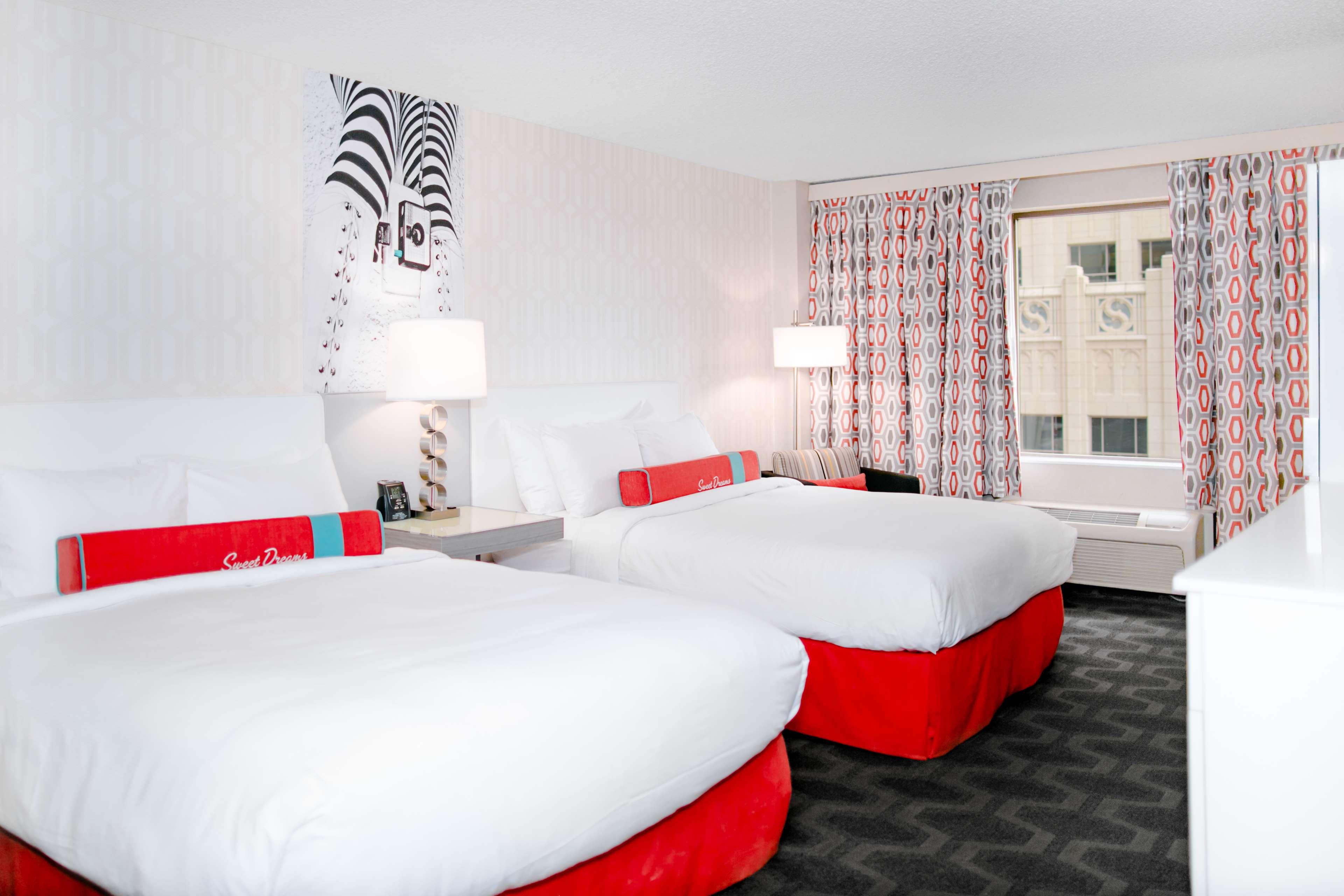 غرفة بسريرين كوين بإطلالة على الجبل في طابق مرتفع، The Curtis Denver a DoubleTree by Hilton Hotel 2/6