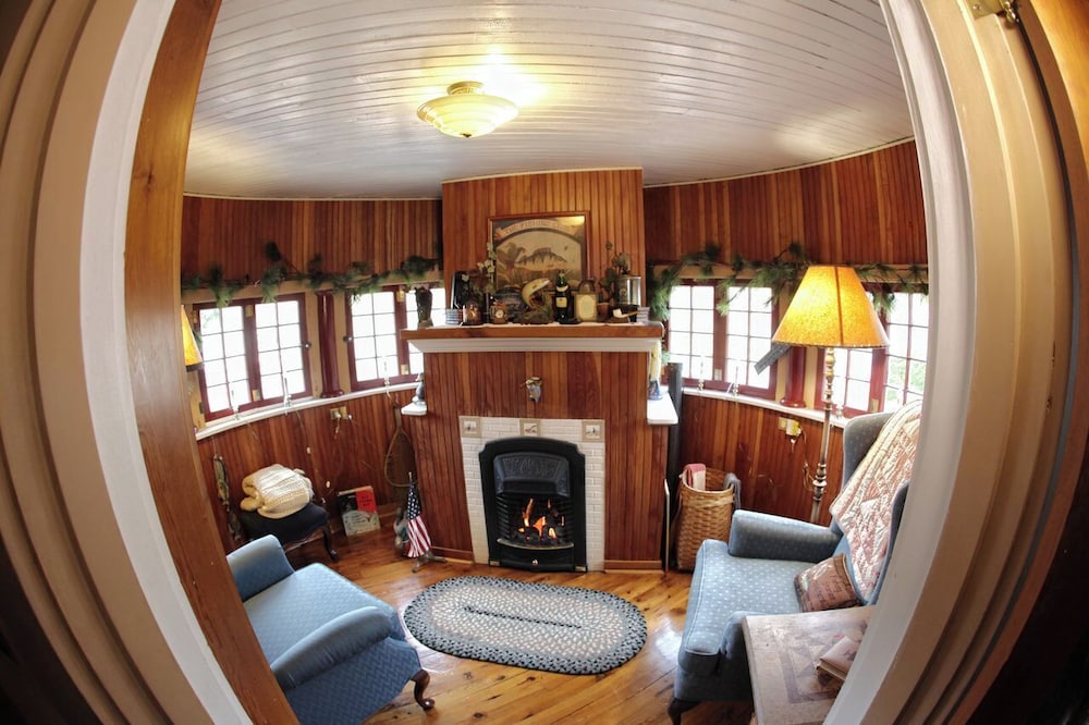 The Queen, A Victorian Bed and Breakfast 38/74