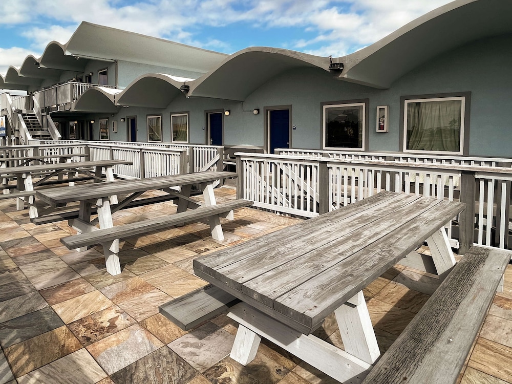 Blue Wave Inn 43/50
