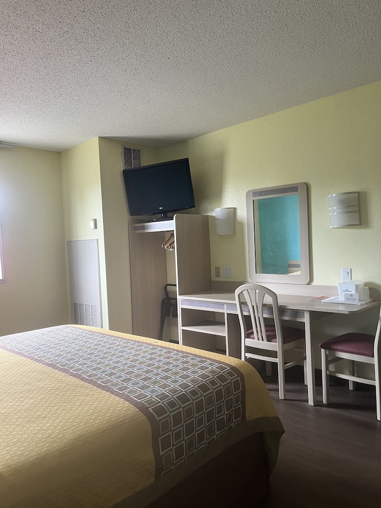 Howard Johnson by Wyndham Clarksville Tennessee 7/45