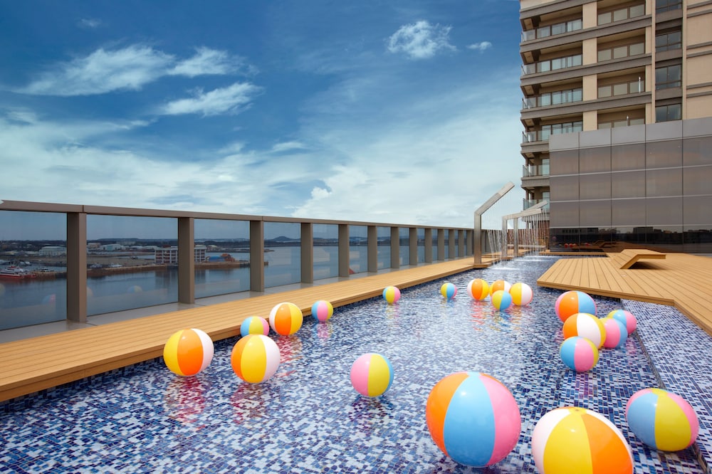 Discovery Hotel 34/65