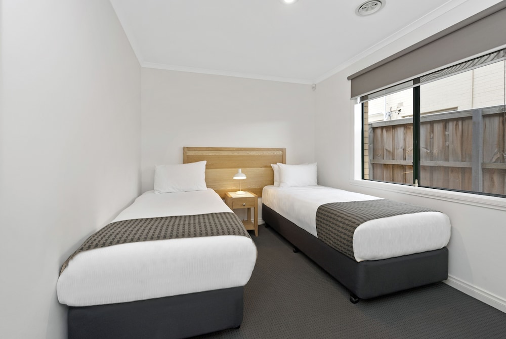 Fawkner Suites Serviced Apartments 15/64