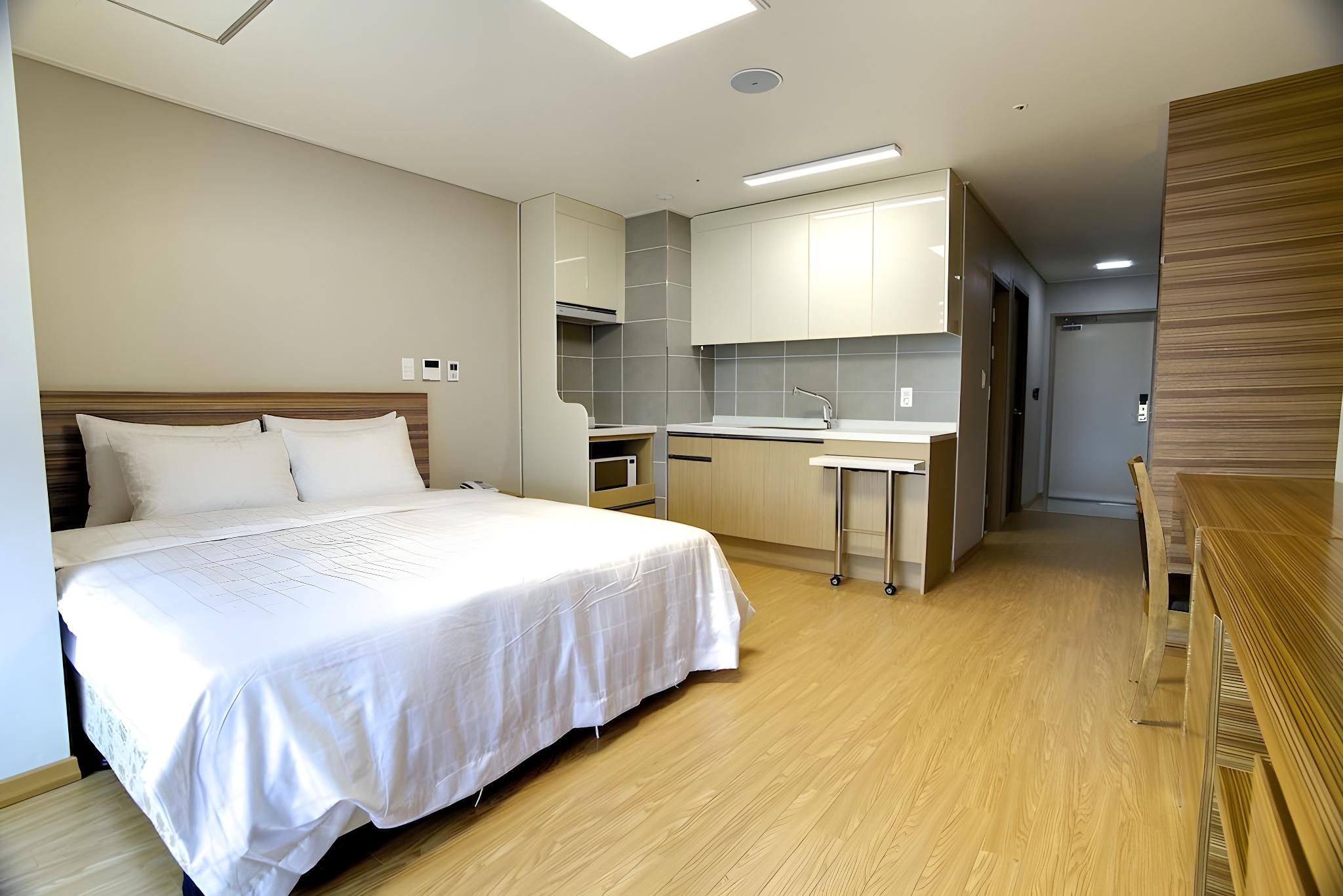 Condo, Superior, Studio, Futon Bed, Partial Sea View