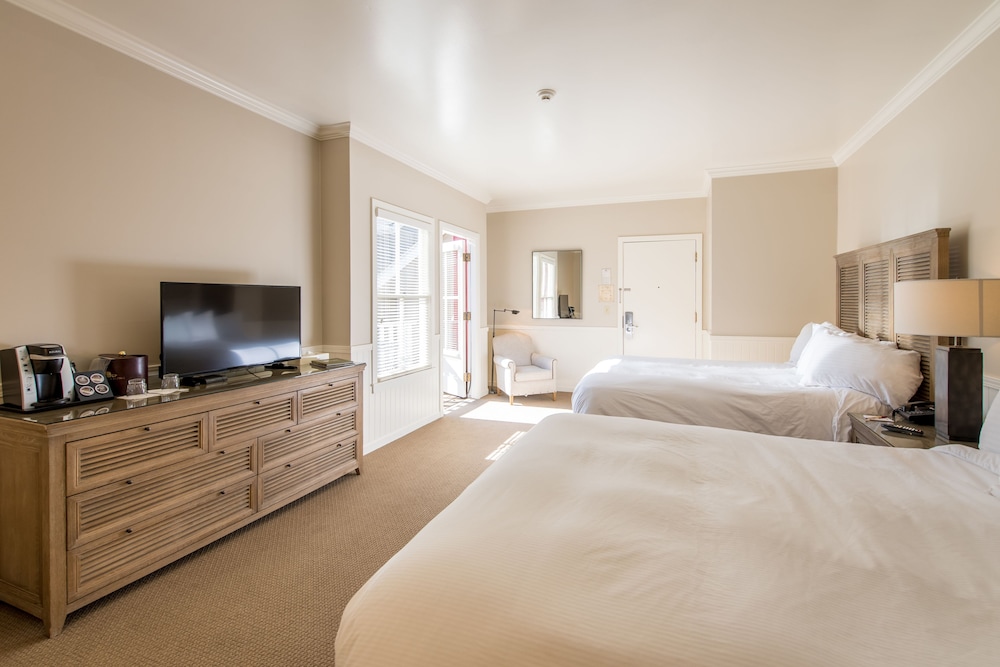 CARRIAGE HOUSE, QUEEN BED