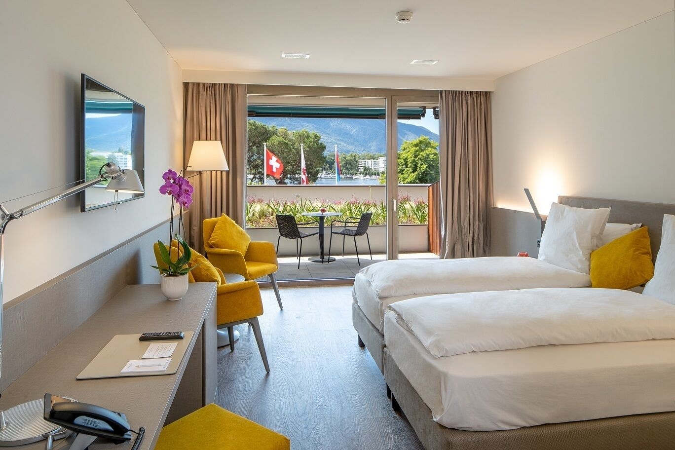 Room, Twin Beds, Partial Lake View