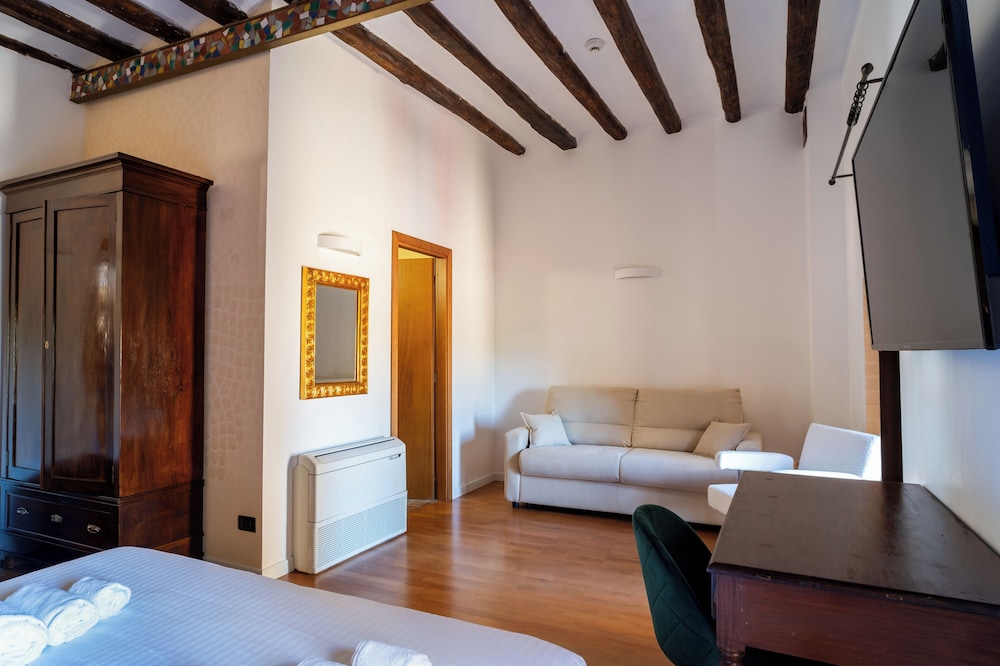 GRAND HOTEL LA BATIA 52/60