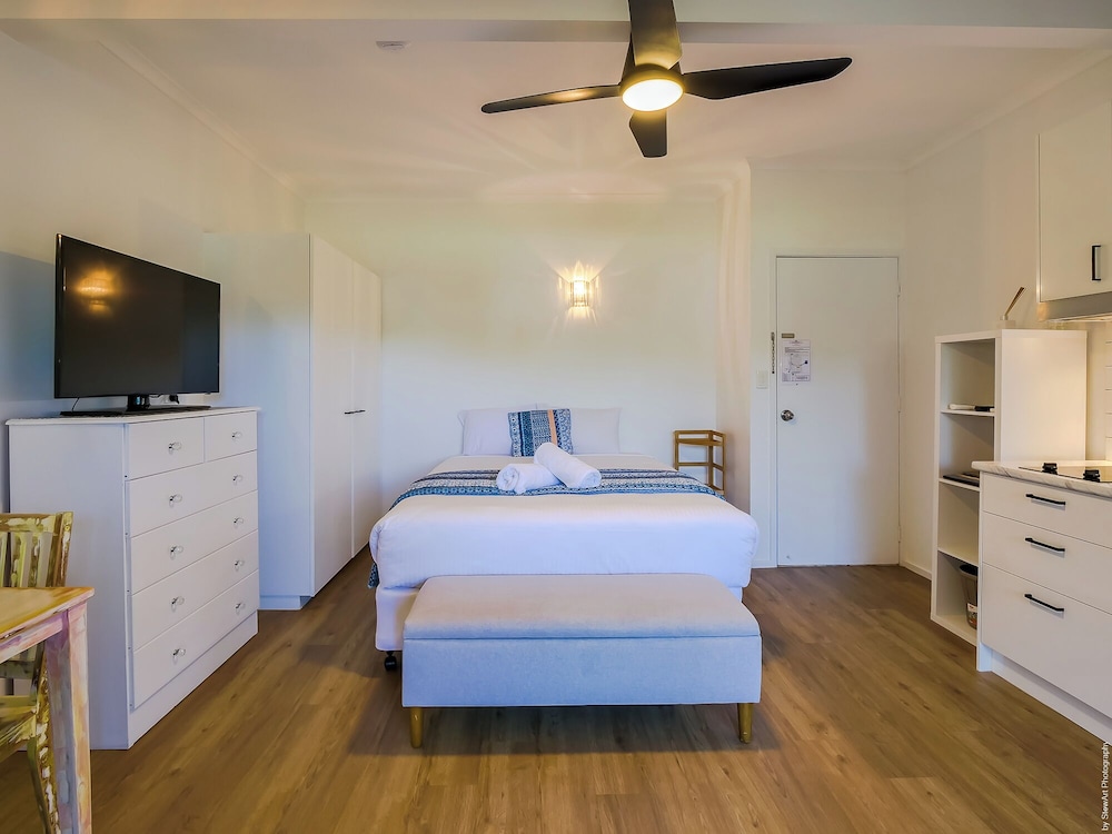 Deluxe, Studio, Queen Bed, Partial Ocean View