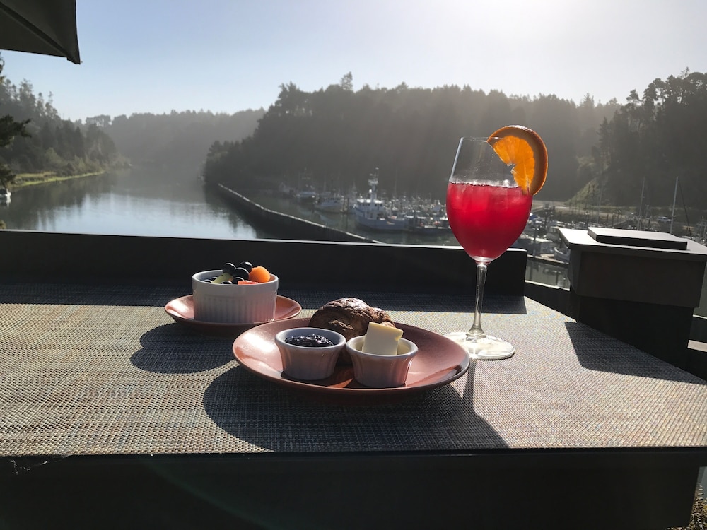 Noyo Harbor Inn Restaurant and Tavern 16/50